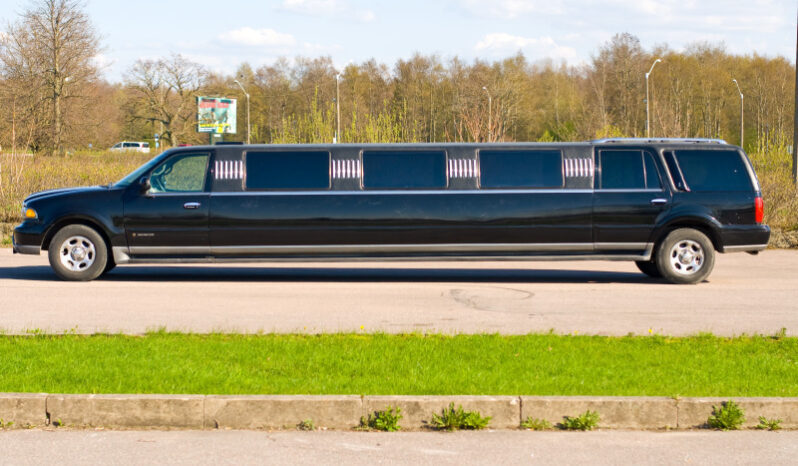 Lincoln Navigator Super Stretch (black) 17 seats full