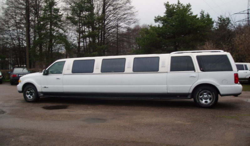 Lincoln Navigator (white) 13 seats full