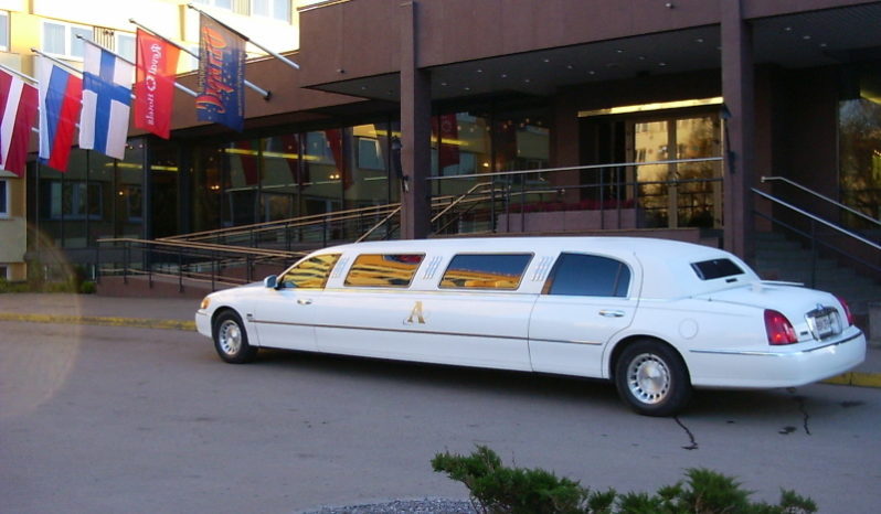 Lincoln Town Car (valkoinen) 8 kohden full
