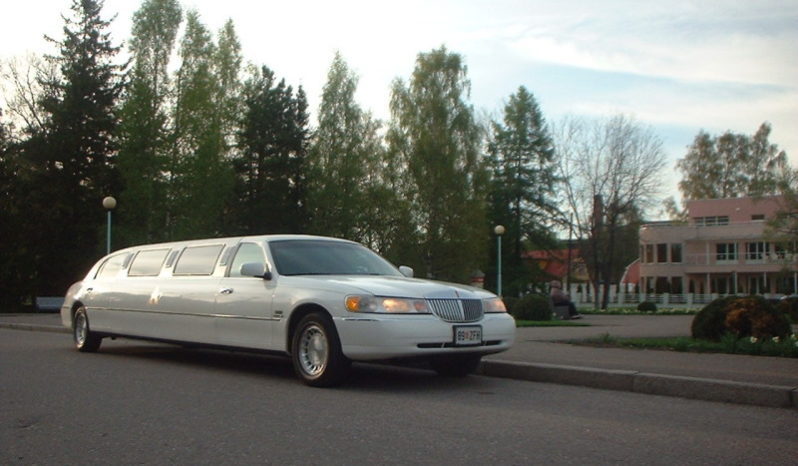 Lincoln Town Car (valkoinen) 8 kohden full